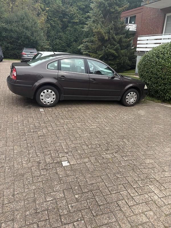 Braun Gebraucht 2004 VW Passat Limousine | 1.650 € (Guter Preis) - Bild 1/4