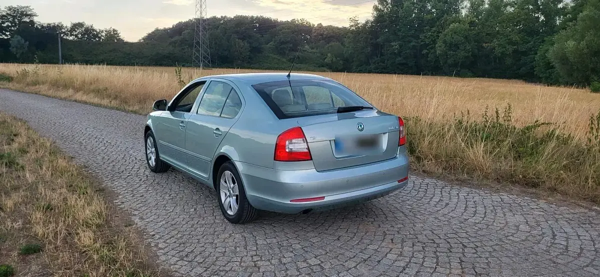 Gebraucht Skoda Octavia Elegance 104 PS (76 kW) 2012 Silber Limousine