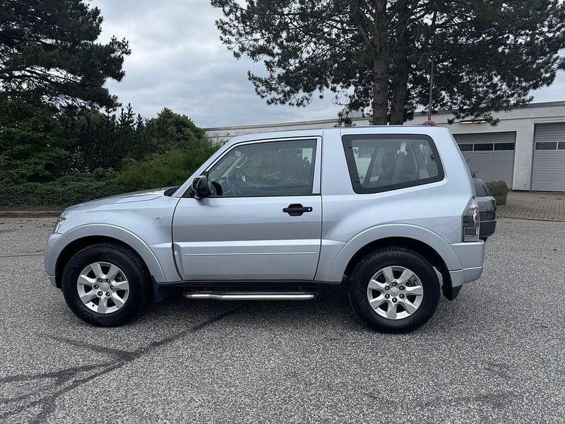 Silber Gebraucht 2015 Mitsubishi Pajero SUV | 14.999 € - Bild 1/4