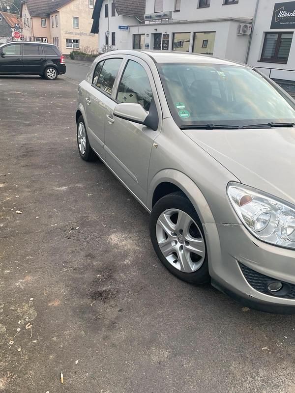 Gebraucht Opel Astra 105 PS (77 kW) 2008 Silber Limousine