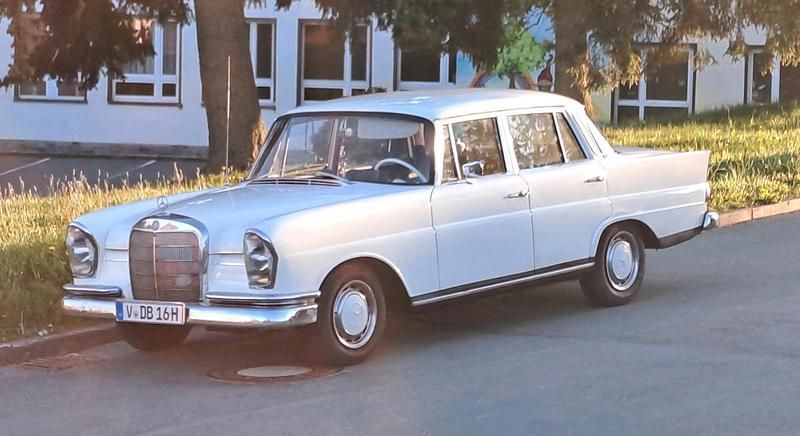 Weiß Gebraucht 1965 Mercedes W111 Limousine | 12.999 € - Bild 1/4