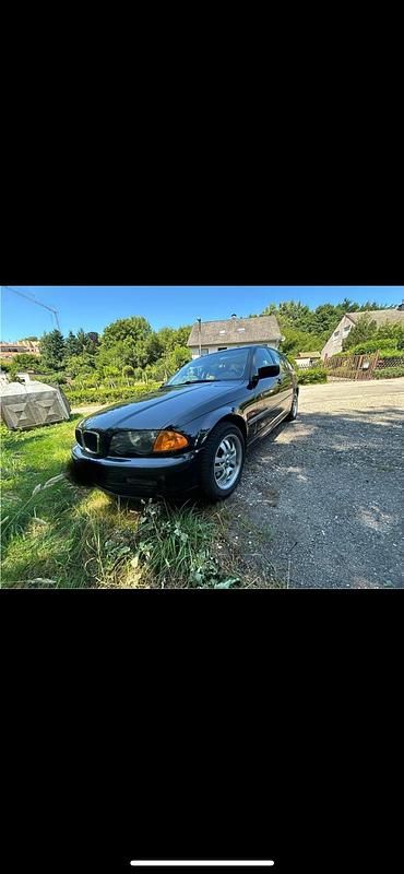 Schwarz Gebraucht 2001 BMW 318 Kombi | 2.900 € - Bild 1/4