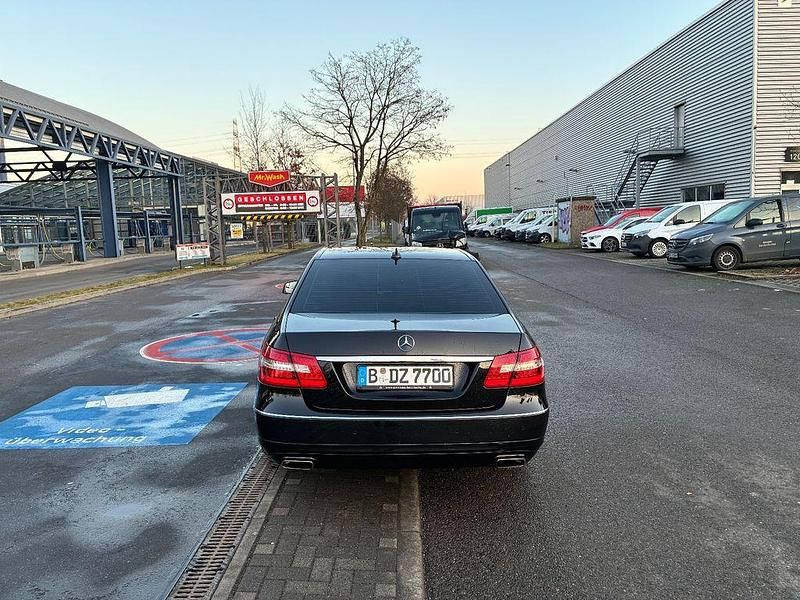 Schwarz Gebraucht 2012 Mercedes E200 Avantgarde Limousine | 13.200 € (Fairer Preis) - Bild 1/4