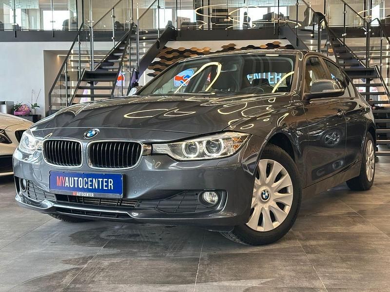 Grau Gebraucht 2014 BMW 318 Comfort Edition Limousine | 10.899 € (Fairer Preis) - Bild 1/4