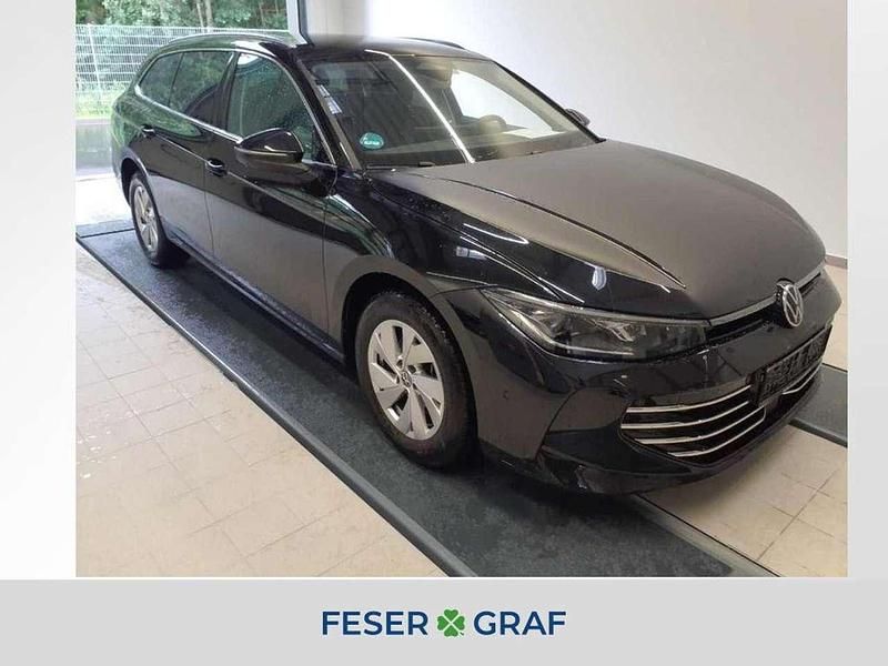 Grenadillschwarz metallic Gebraucht 2024 VW Passat Elegance Kombi | 38.460 € - Bild 1/4
