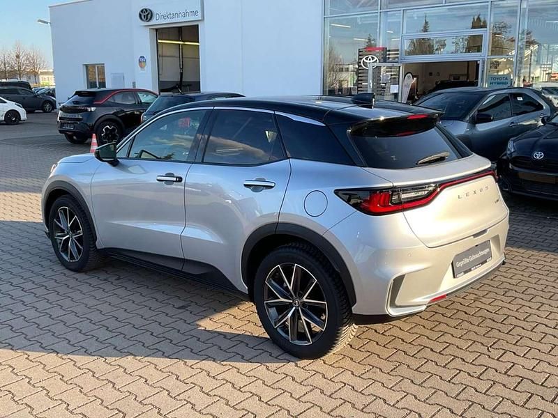 Gebraucht Lexus LBX 136 PS (100 kW) 2024 Silver me (1f7)/ black (202) SUV