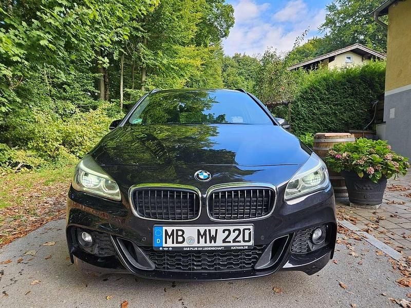 Schwarz Gebraucht 2016 BMW 220 Gran Tourer M Sport Van / Kleinbus | 12.999 € (Guter Preis) - Bild 1/4