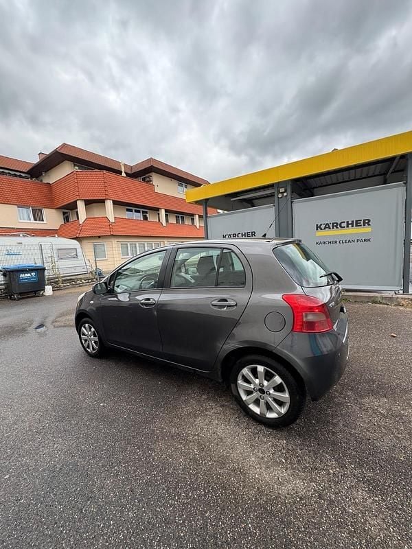 Grau Gebraucht 2007 Toyota Yaris Kleinwagen | 2.900 € (Guter Preis) - Bild 1/4