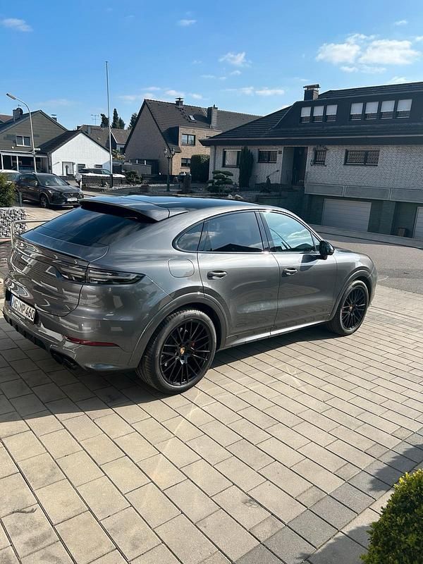 Grau Gebraucht 2022 Porsche Cayenne GTS SUV | 99.000 € (Fairer Preis) - Bild 1/4