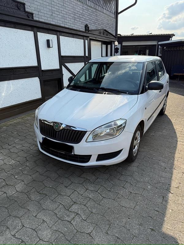Weiß Gebraucht 2012 Skoda Fabia Kleinwagen | 3.500 € (Etwas zu teuer) - Bild 1/4