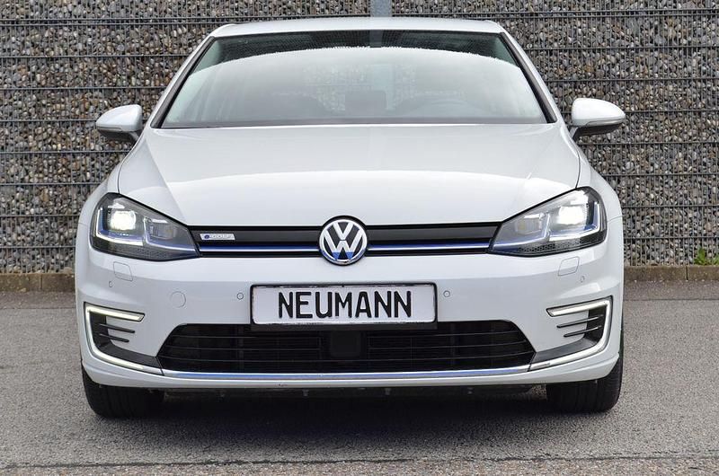 Gebraucht VW Golf 100 kW (136 PS) 2020 Weiß Limousine