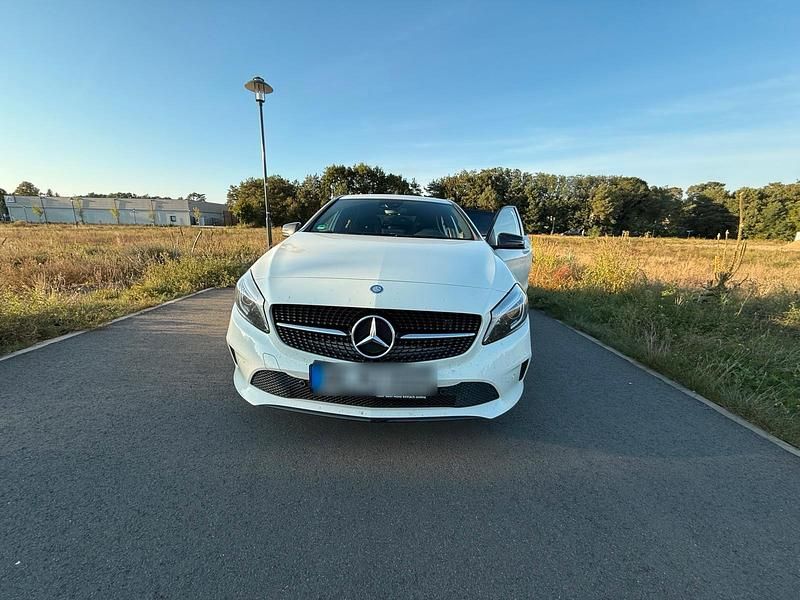 Weiß Gebraucht 2016 Mercedes A180 Urban Limousine | 15.700 € (Fairer Preis) - Bild 1/4