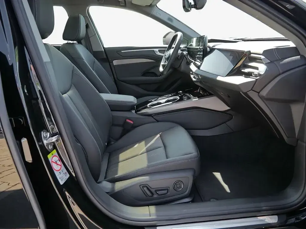 Gebraucht Audi A6 Ambiente 204 PS (150 kW) 2025 Mythosschwarz metallic Kombi