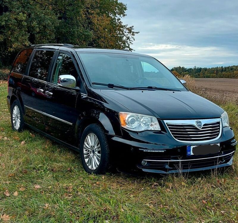 Schwarz Gebraucht 2012 Lancia Voyager Platinum Van / Kleinbus | 12.100 € (Fairer Preis) - Bild 1/4