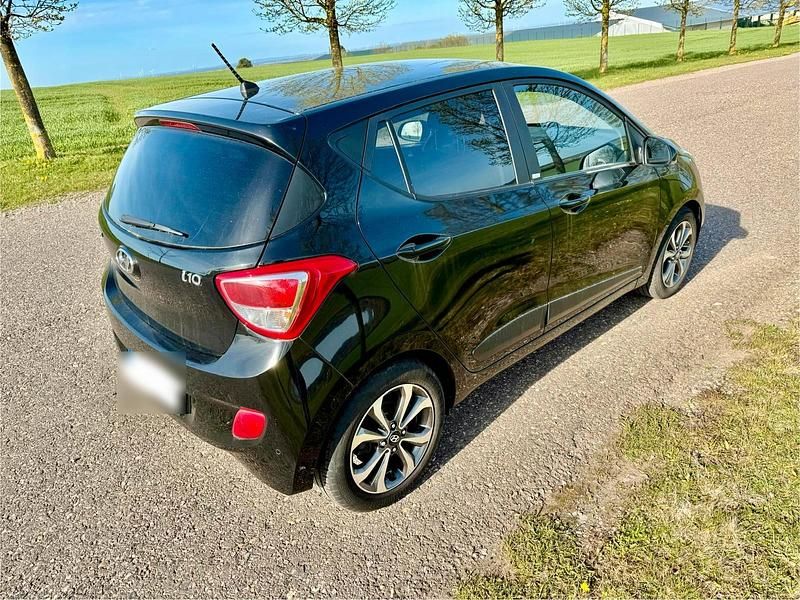 Gebraucht Hyundai i10 87 PS (63 kW) 2016 Schwarz Kleinwagen
