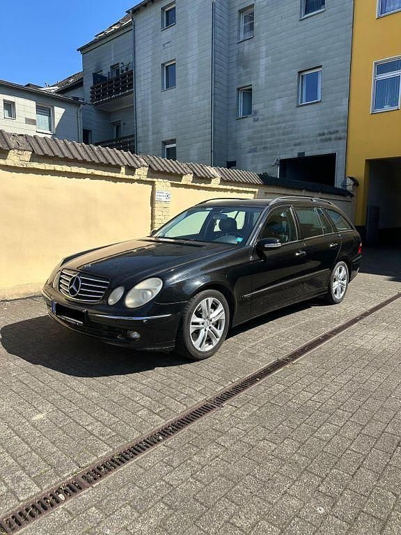 Schwarz Gebraucht 2005 Mercedes E280 Avantgarde Limousine | 2.850 € (Superpreis) - Bild 1/4