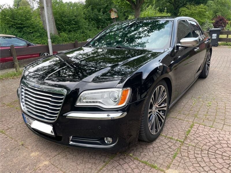 Schwarz Gebraucht 2013 Chrysler 300C Limousine | 16.900 € - Bild 1/4