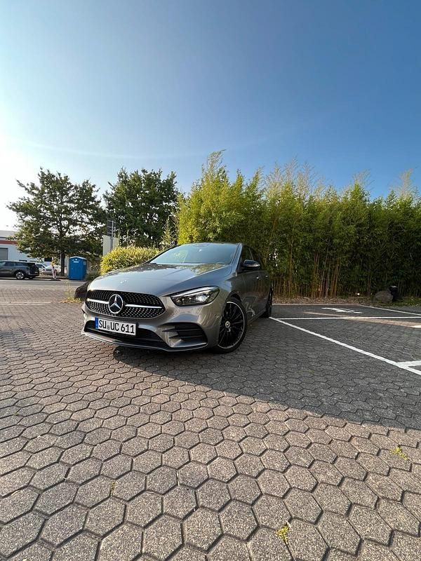 Grau Gebraucht 2020 Mercedes B200 AMG line Van / Kleinbus | 24.900 € (Fairer Preis) - Bild 1/4