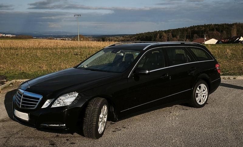 Gebraucht Mercedes E220 Avantgarde 170 PS (125 kW) 2012 Schwarz Kombi