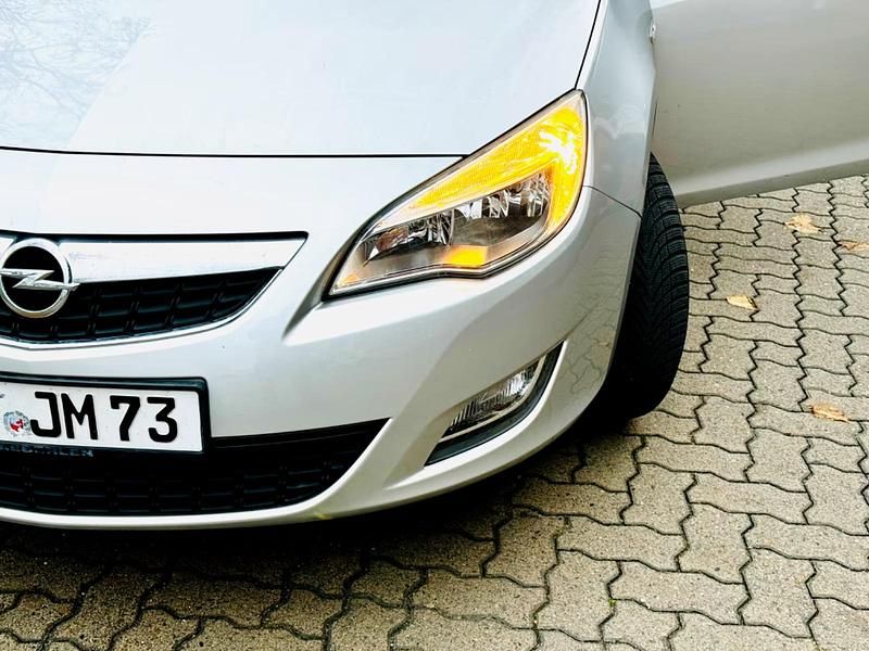 Silber Gebraucht 2012 Opel Astra Design Edition Kleinwagen | 4.999 € (Fairer Preis) - Bild 1/4