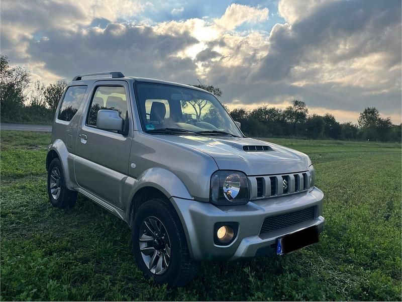 Silber Gebraucht 2018 Suzuki Jimny Style SUV | 18.990 € (Etwas zu teuer) - Bild 1/4