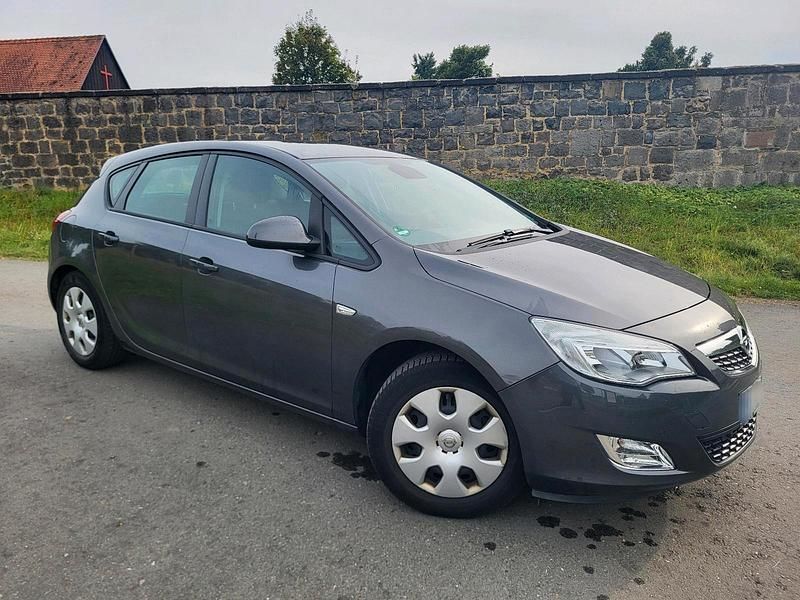 Grau Gebraucht 2010 Opel Astra Kleinwagen | 4.500 € (Fairer Preis) - Bild 1/4