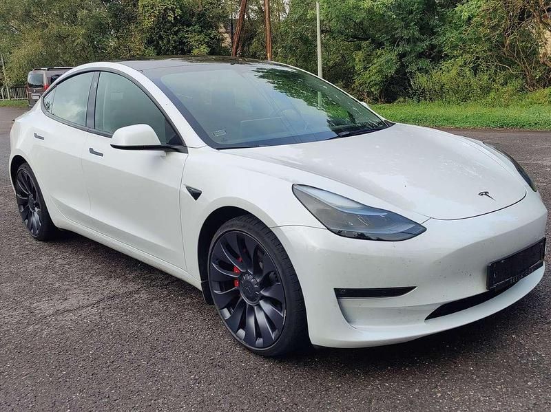 Weiß Gebraucht 2023 Tesla Model 3 Performance Limousine | 42.600 € (Teuer) - Bild 1/4
