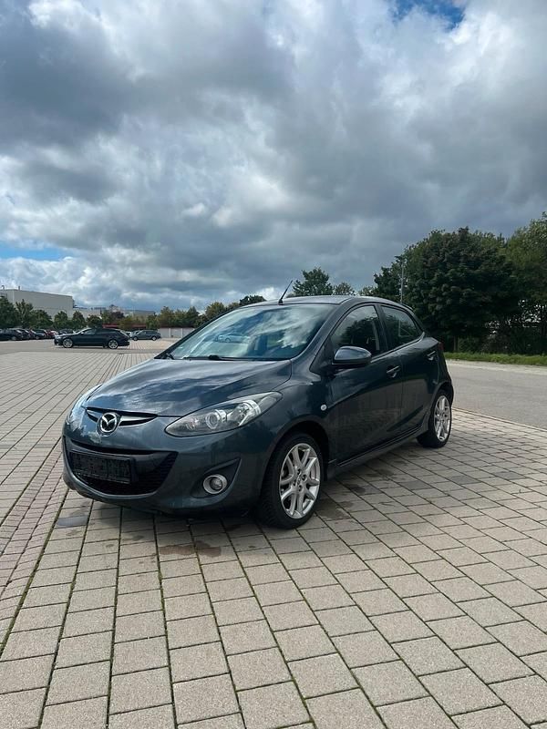 Grau Gebraucht 2012 Mazda 2 Inclusive Kleinwagen | 2.999 € (Fairer Preis) - Bild 1/4