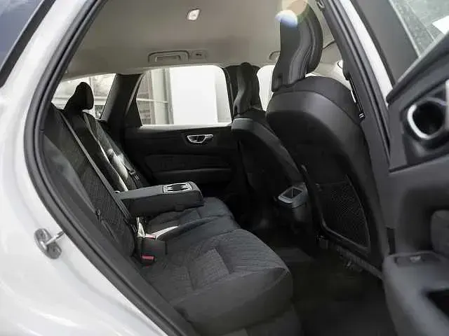 Gebraucht Volvo XC60 Core 197 PS (144 kW) 2024 Weiß SUV