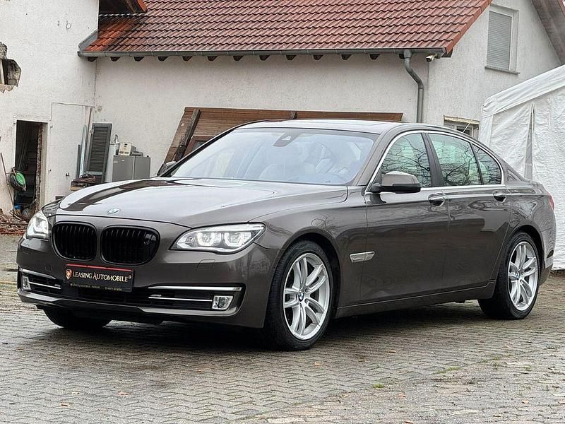 Braun Gebraucht 2012 BMW 750 Comfort Edition Limousine | 12.990 € (Guter Preis) - Bild 1/4