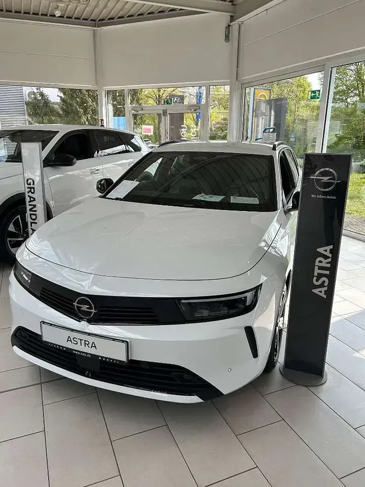 Neu Opel Astra Edition 131 PS (96 kW) 2025 Arktis weiß Kombi