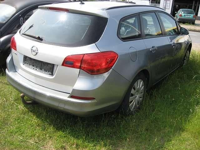 Gebraucht Opel Astra Edition 140 PS (102 kW) 2014 Silbersee/perl silber (m2) Kombi