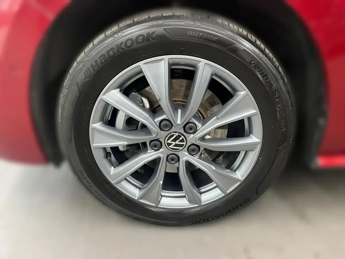 Käytetty VW Multivan Life 150 HP (110 kW) 2023 Musta Tila-auto