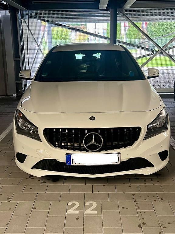 Weiß Gebraucht 2015 Mercedes CLA180 Shooting Brake Urban Kombi | 13.899 € (Fairer Preis) - Bild 1/4