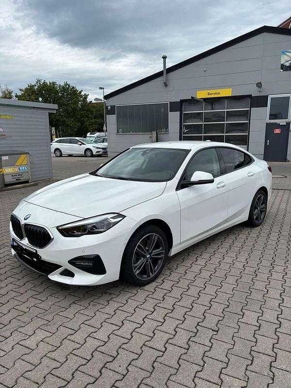 Weiß Gebraucht 2021 BMW 218 Sport Line Limousine | 25.700 € (Etwas zu teuer) - Bild 1/4