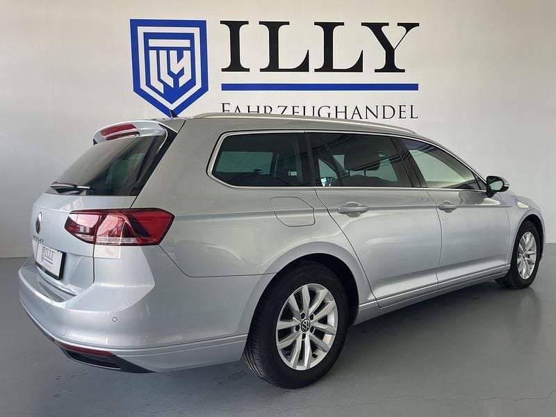 Gebraucht VW Passat 150 PS (110 kW) 2022 Silber Kombi