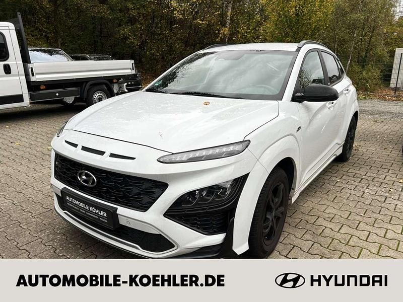 Chalk white / met (metallic) Gebraucht 2021 Hyundai Kona N Line SUV | 18.450 € (Fairer Preis) - Bild 1/4