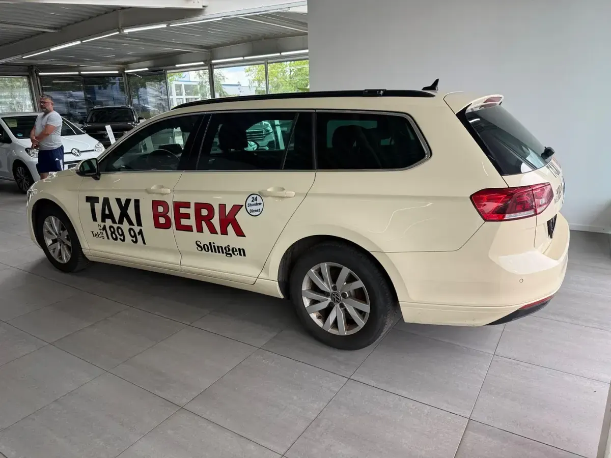 Gebraucht VW Passat 150 PS (110 kW) 2023 Beige Kombi