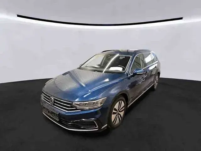 Gebraucht VW Passat GTE 218 PS (160 kW) 2022 Aquamarinblau metallic Kombi