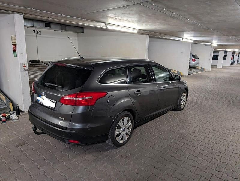 Gebraucht Ford Focus Titanium 125 PS (91 kW) 2015 Grau Limousine