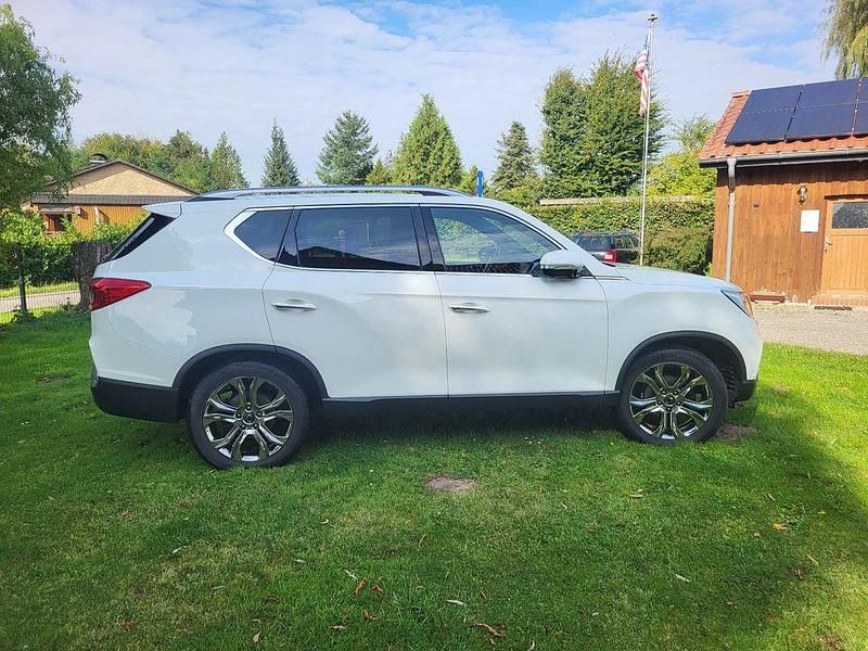 Weiß Gebraucht 2018 Ssangyong (KGM) Rexton Sapphire SUV | 19.900 € - Bild 1/4
