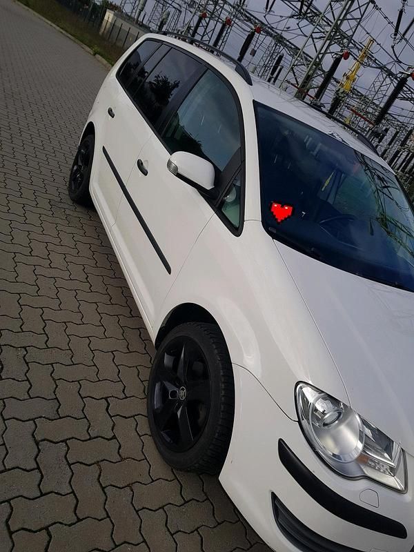 Weiß Gebraucht 2008 VW Touran Van / Kleinbus | 4.900 € (Fairer Preis) - Bild 1/4