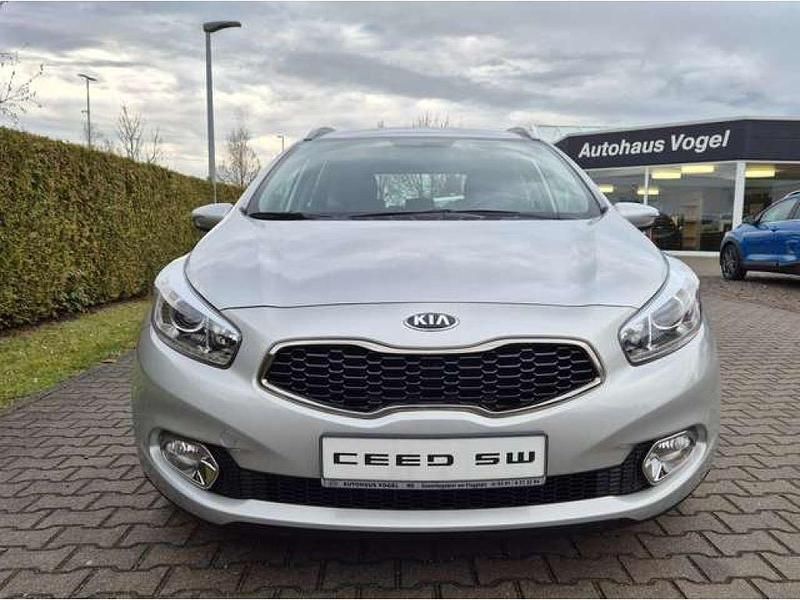(9s) machine silver Gebraucht 2013 Kia Ceed Sportswagon Vision Kombi | 8.400 € (Fairer Preis) - Bild 1/4