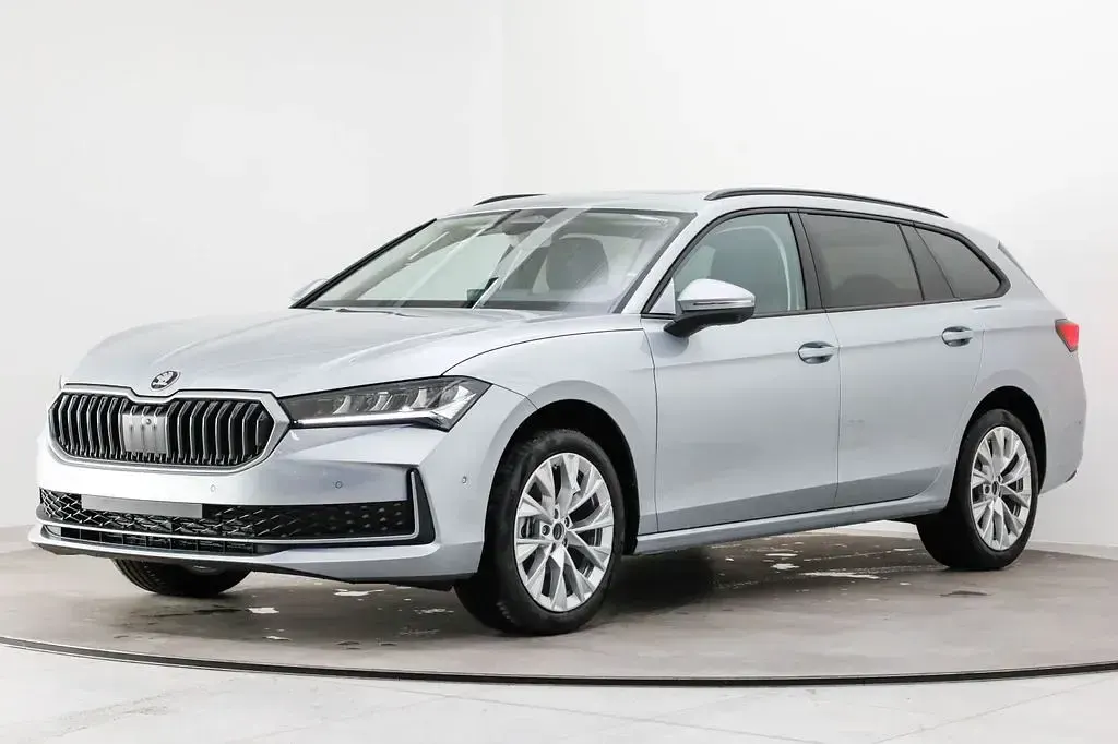 Neu Skoda Superb Selection 150 PS (110 kW) 2026 Aluminiumsilber metallic Kombi