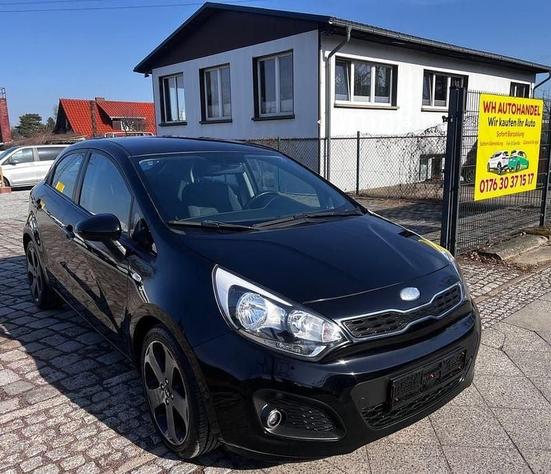 Gebraucht Kia Rio 109 PS (80 kW) 2013 Schwarz Limousine
