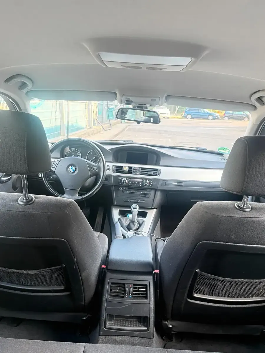 Gebraucht BMW 320 184 PS (135 kW) 2011 Schwarz Kombi