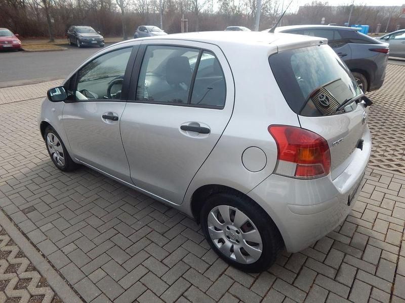 Gebraucht Toyota Yaris Cool 101 PS (74 kW) 2009 Merlansilber mica metallic Kleinwagen