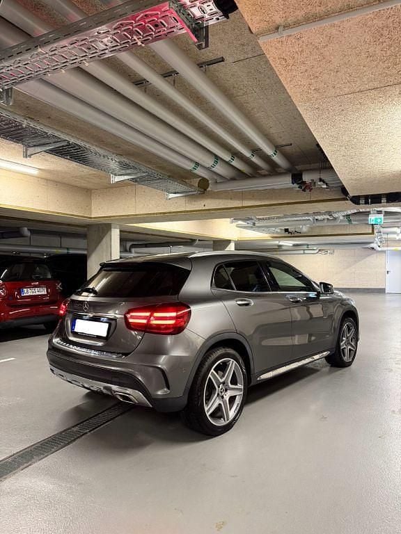 Grau Gebraucht 2018 Mercedes GLA220 AMG SUV | 22.400 € (Guter Preis) - Bild 1/4
