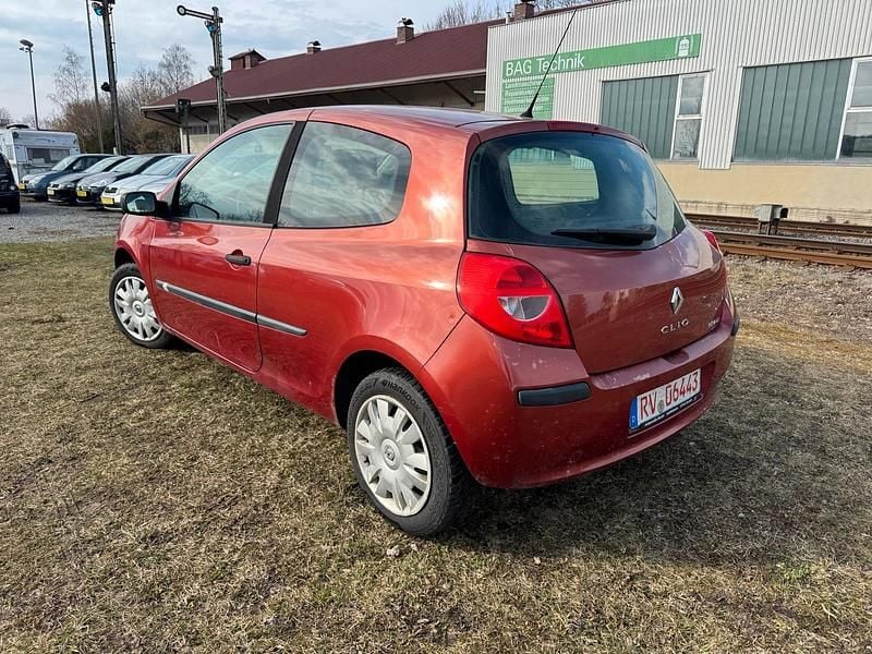 Gebraucht Renault Clio II 55 PS (40 kW) 2006 Rot Limousine