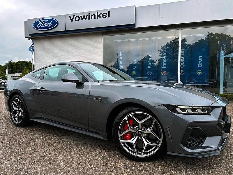 Carbonized gray/asher gray Gebraucht 2024 Ford Mustang GT Fastback Coupé | 54.986 € (Superpreis) - Bild 1/4